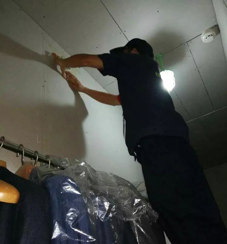 室内蟑螂巢穴注药.jpg