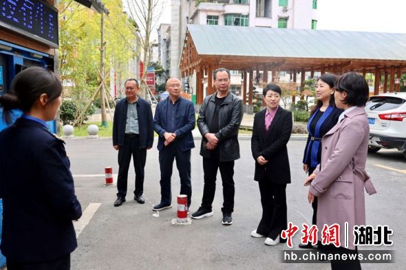 调研贡水明珠垃圾分类投放点 张远明供图 调研贡水明珠垃圾分类投放点 张远明供图